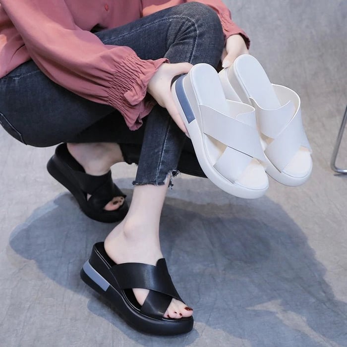 Frida ortopediska sandaler i beige och svart – produktbild