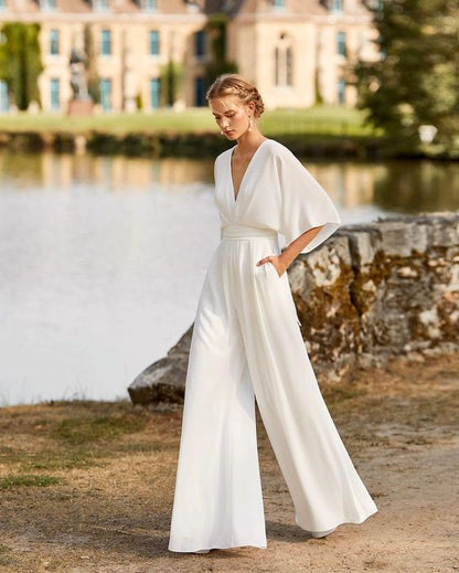 Suzette Jumpsuit Dam – Elegant Jumpsuit med Djup V-ringning & Vida Ben för en Raffinerad Look