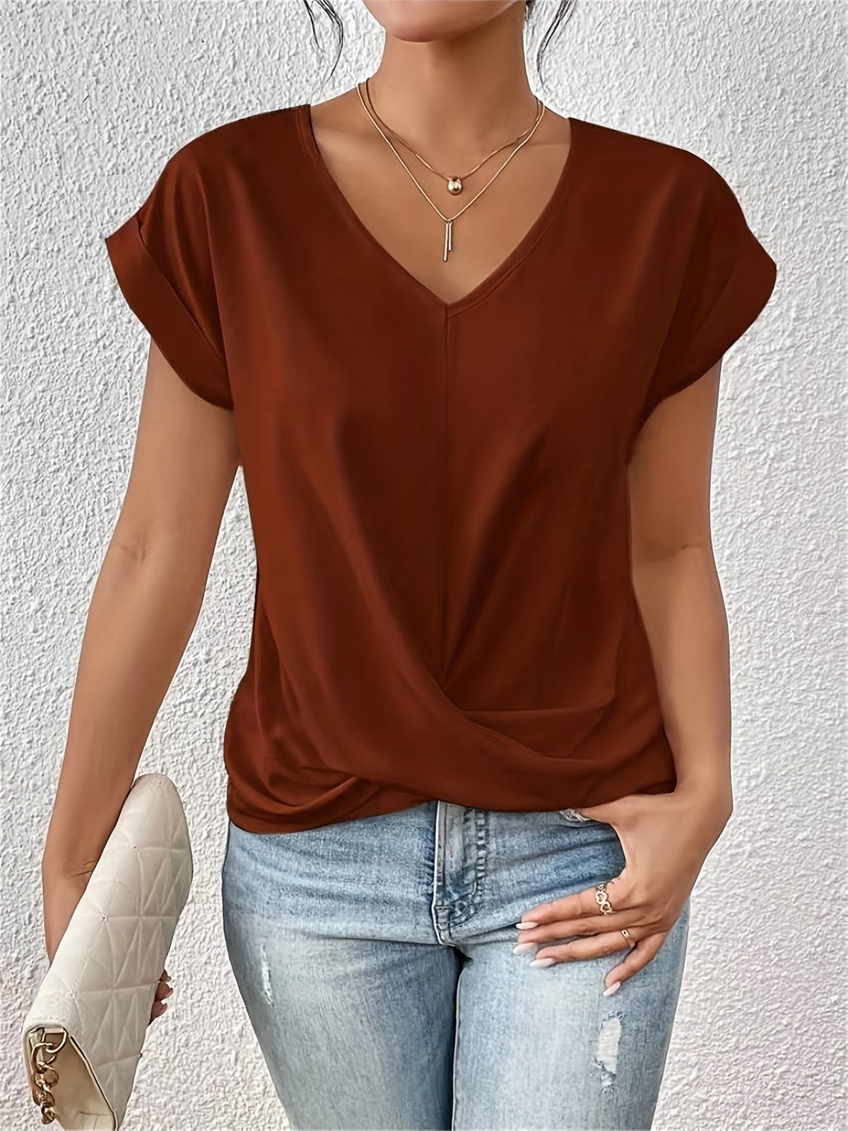 Yasmine Top – V-Ausschnitt mit Knotendetail, eleganter Fall und bequeme Passform