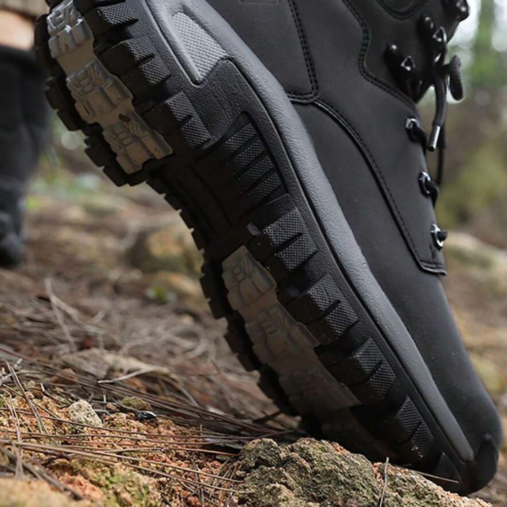 Axel outdoor skor herr i grön färg på stenigt underlag
