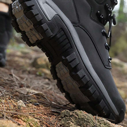 Axel outdoor skor herr i grön färg på stenigt underlag