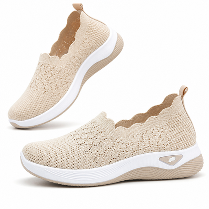 Kvinna iklädd Briella blå sneakers under en promenad utomhus