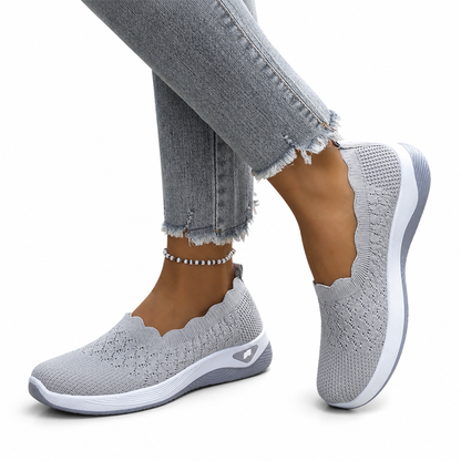 Ovanifrån på Briella vita sneakers med vävt mesh-material