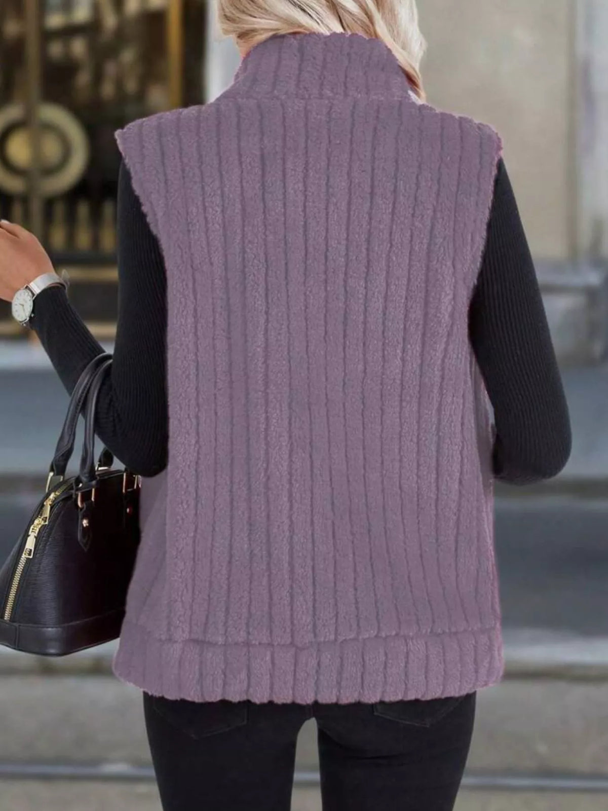 Närbild fickdetalj lila fleecevästjacka