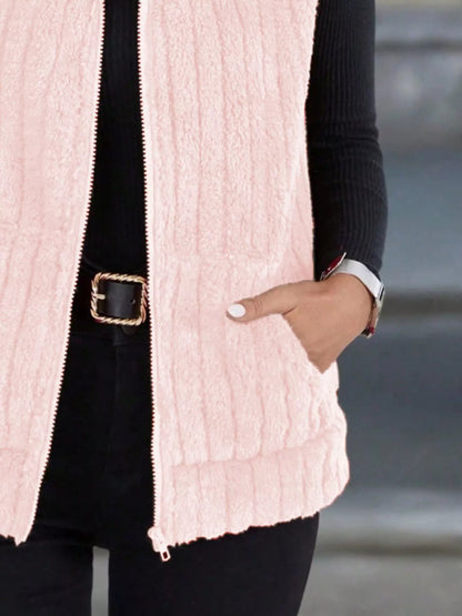 Detalj dragkedja på rosa fleecevästjacka dam