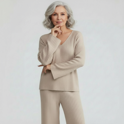 Maja dam stickad loungeset i beige med V-ringad tröja och vida byxor