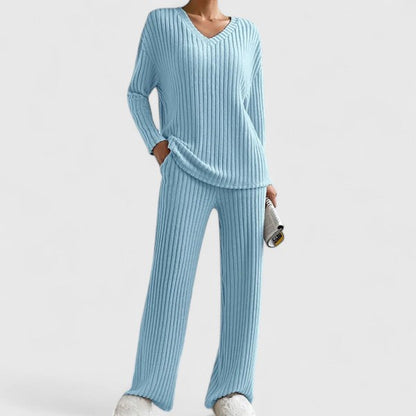 Kvinna i mysig stickad loungeset grå – stilren loungewear för vardagen