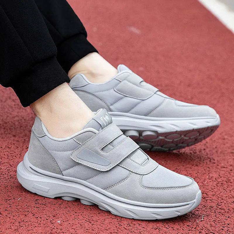 Nora svart ortopedisk sneaker på fot i vardagsmiljö