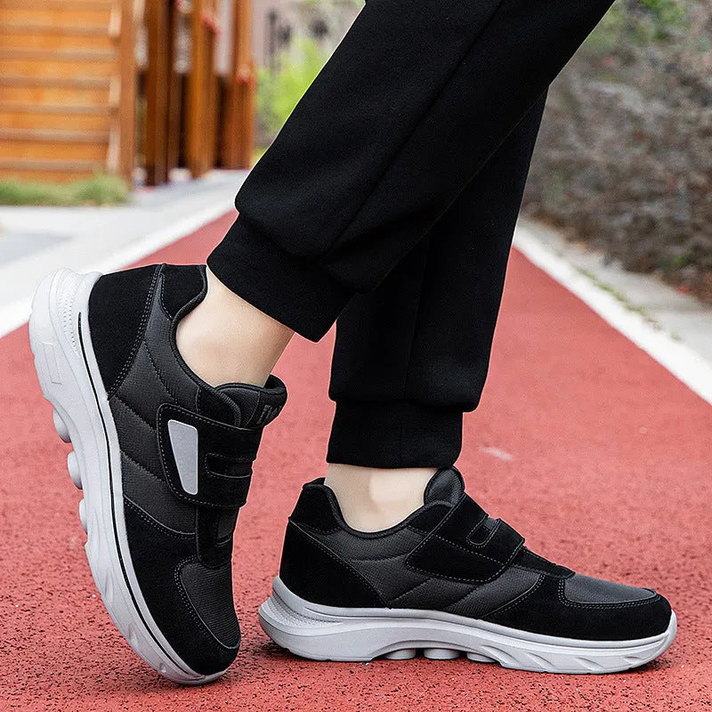 Sidovy av Nora ortopediska sneakers med platt sula i ljusgrå