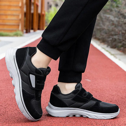 Sidovy av Nora ortopediska sneakers med platt sula i ljusgrå