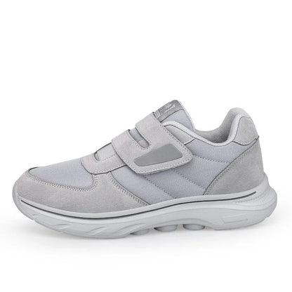 Närbild på kardborreband-stängning på Nora ortopedisk sneaker