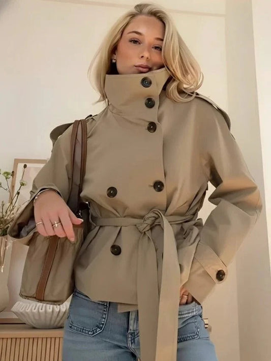 Saga dam trenchcoat i khaki med hög krage och dubbelknäppt framsida