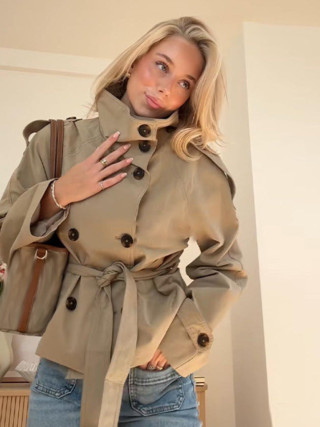 Trenchcoat för dam med avtagbart skärp och knäppta axelklaffar i khaki