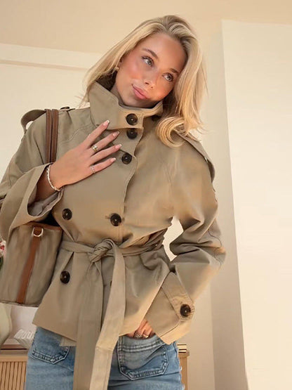 Trenchcoat för dam med avtagbart skärp och knäppta axelklaffar i khaki