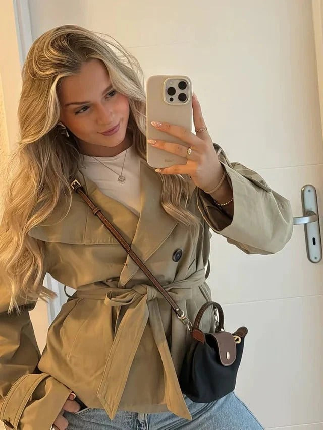 Klassisk khaki trenchcoat dam med justerbara manschetter och dubbelknäppt front