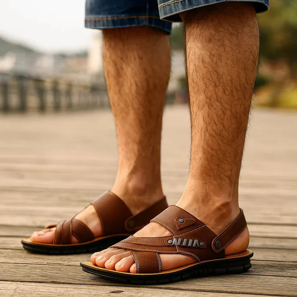 Närbild på mjukt foder och kardborremband på Einar ortopediska sandaler