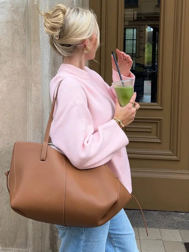 Elina dam rundhalströja i svart polyester med klassisk rund hals