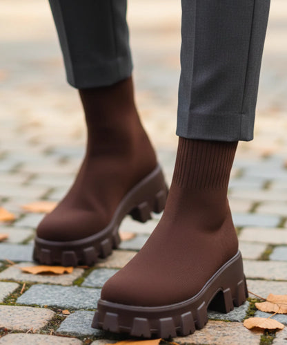 Närbild på elastisk stickad överdel på dam sockstövel i elfenben