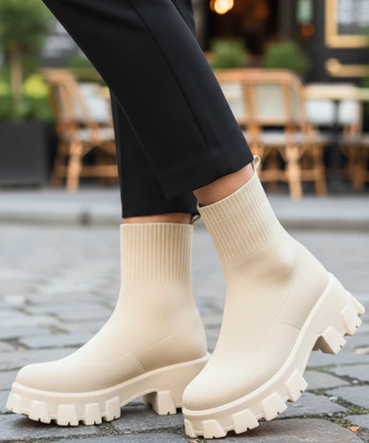 Dam stickad sockstövel i svart – ren minimalistisk silhuett