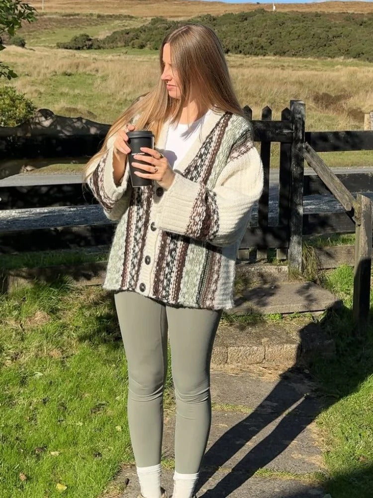 Ingrid flätad oversized damtröja i virkat material – frontvy