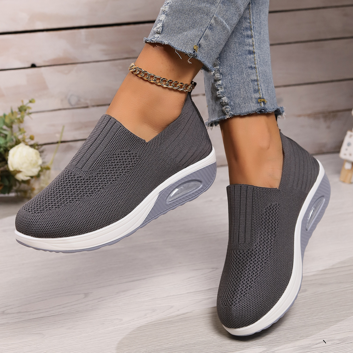 Lova ortopediska sneakers i rosa visad framifrån med tjock sula