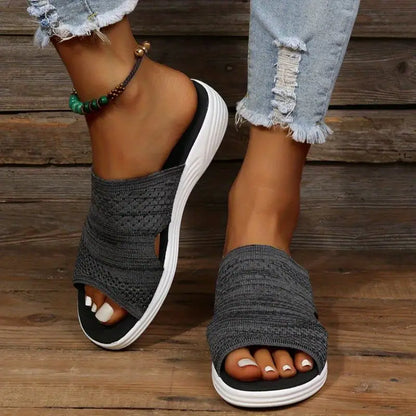 Selma dam slides med slip-on design visas på fot – profilvy