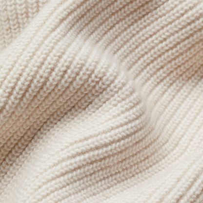 Närbild på mjuk vaffelstickning och patchficka på Stella cardigan