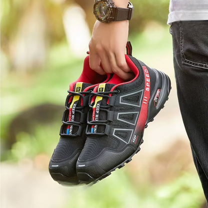 Person som vandrar på skogsstig iklädd Stigens ergonomiska sneakers