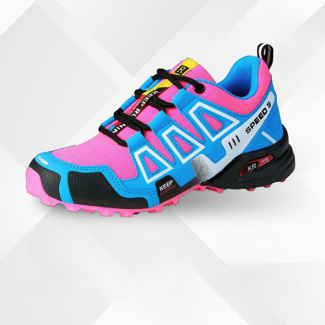 Stigens vandringssneakers placerade på klippterräng utomhus