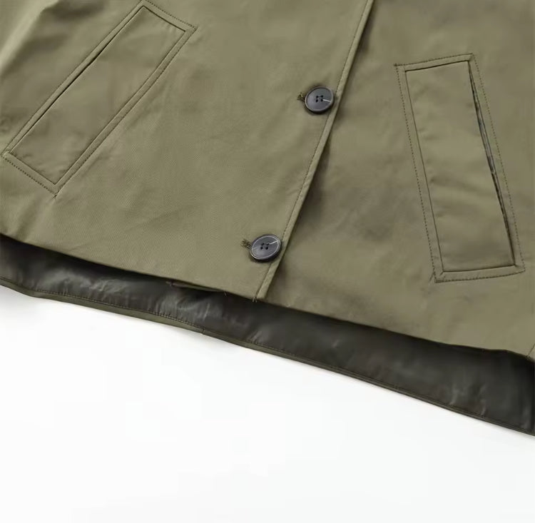 Velaria damtrenchcoat bordeaux på modell i stadsmiljö