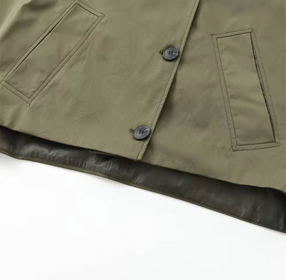 Velaria damtrenchcoat bordeaux på modell i stadsmiljö
