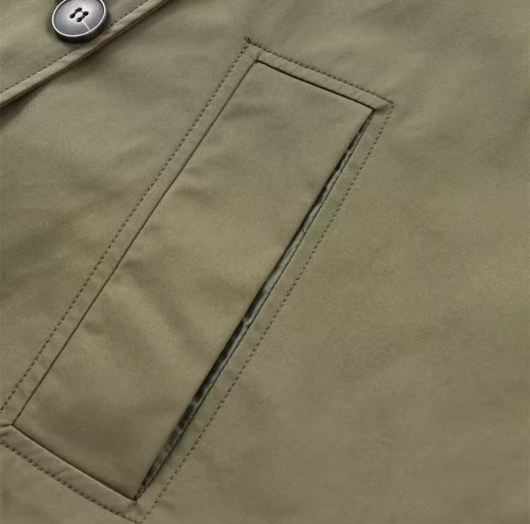 Detalj på knäppning och huva på Velaria damtrenchcoat
