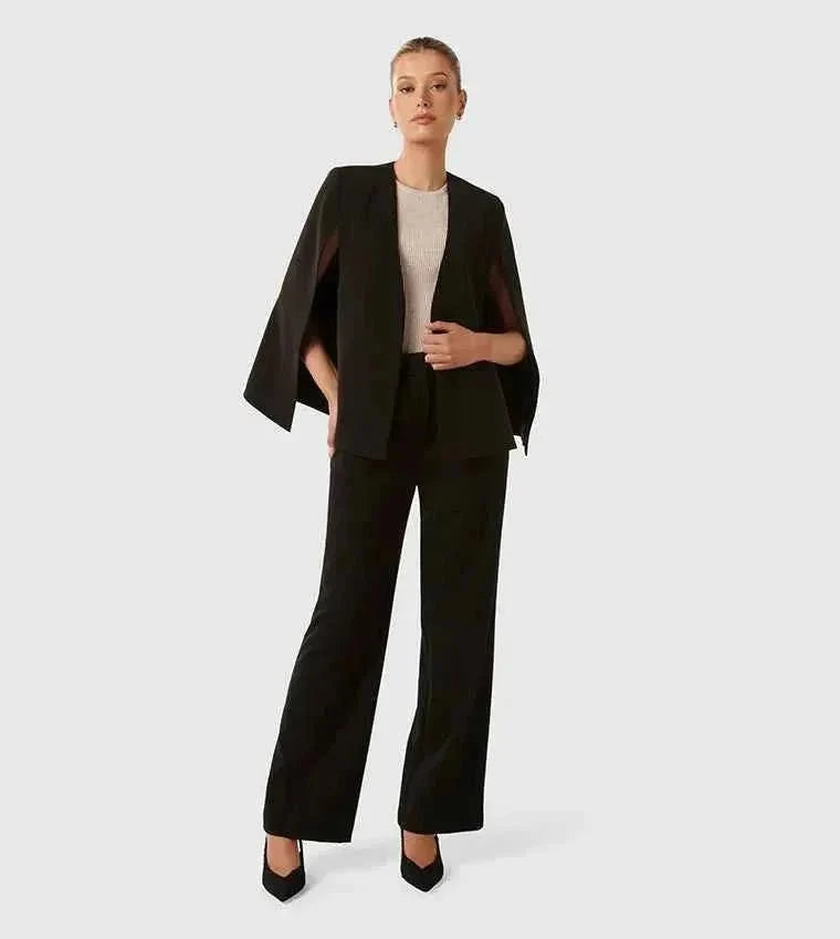 Vera blazer med cape-silhuett stilad till klänning för event